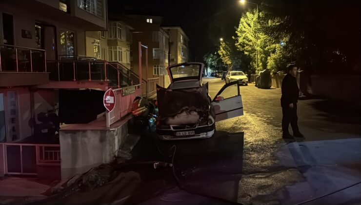 Edirne’de park halindeki otomobilin motorunda çıkan yangın itfaiyece söndürüldü