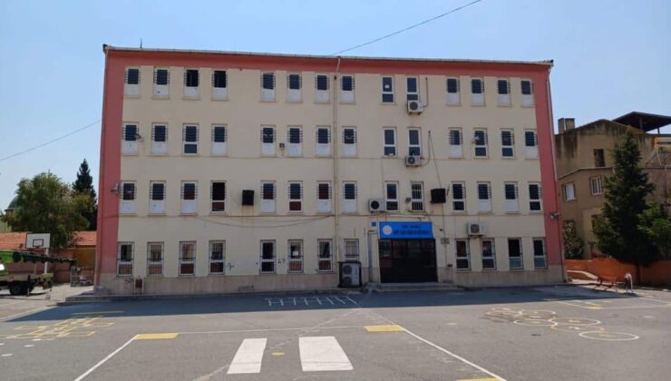 Eğitim Sen İzmir 2 No’lu Şube: Bayraklı’da bir ortaokulda öğrencinin çantasında bıçak ve silah bulunduğu tespit edildi