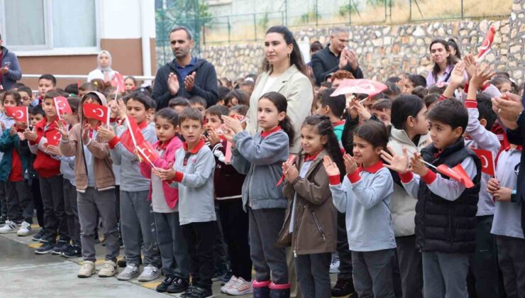 Elazığ’da bayrağı öpen 2. sınıf öğrencisini İl Milli Eğitim Müdürü ziyaret etti
