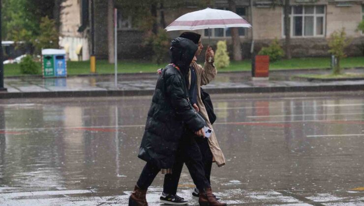 Elazığ’da sağanak başladı, vatandaşlar otobüs duraklarına sığındı
