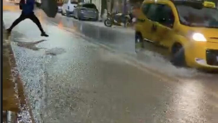 Elazığ’da sağanak trafiği aksattı, cadde ve sokaklar göle döndü