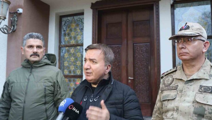 Erzincan-Erzurum yolunda heyelan nedeniyle ulaşım çift yönlü durduruldu