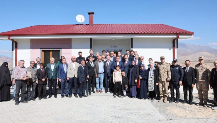Erzincan Kemah’ta kaya düşmesi riski nedeniyle AFAD konutları ailelere teslim edildi