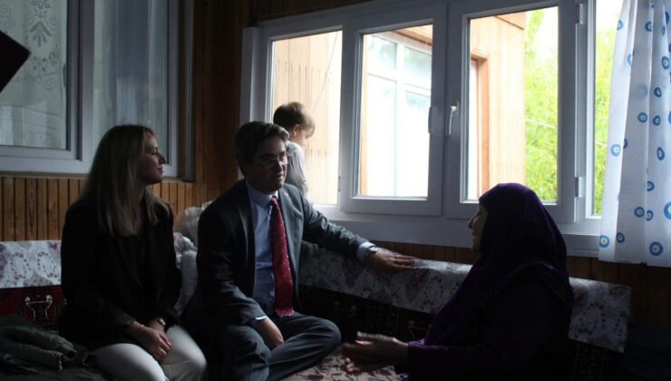Erzincan Kemaliye’de Kaymakam, Yaşlılar Haftası’nda yaşlıları evinde ziyaret etti