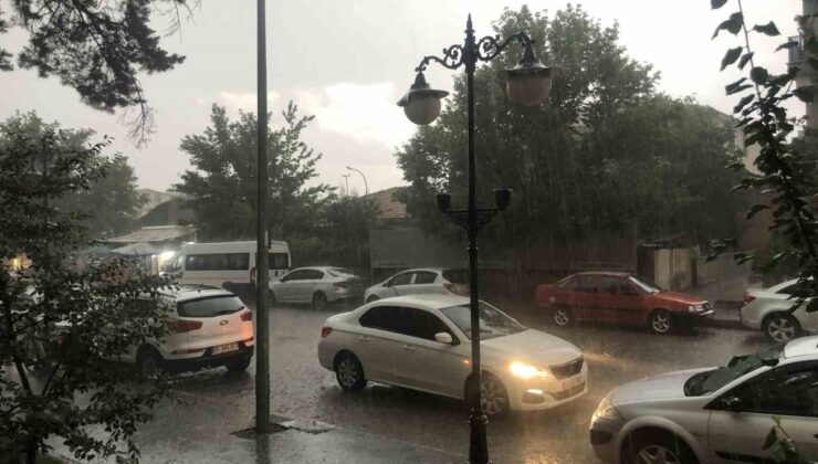 Erzincan’da fındık büyüklüğündeki dolu kent merkezinde zor anlar yaşattı