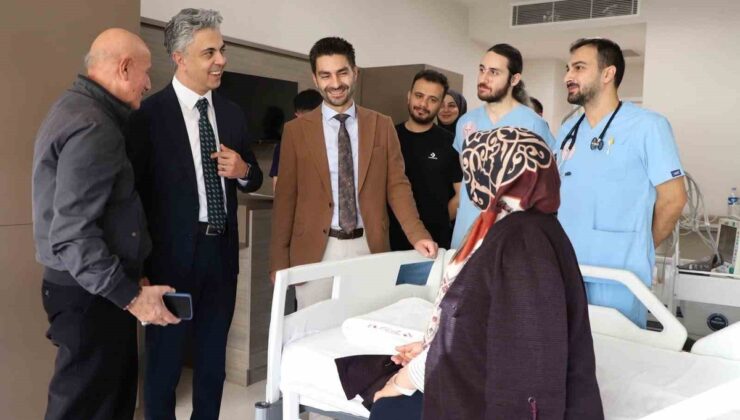 Erzincan’da Rektör Kuyrukluyıldız ve Başhekim Taş yatan hastaları ziyaret etti