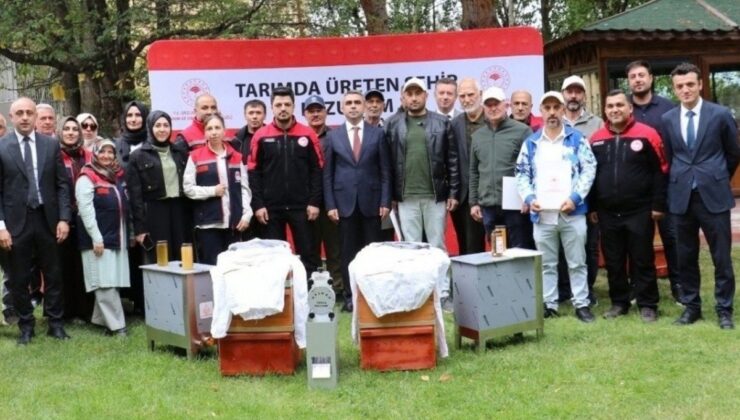 Erzurum İl Tarım ve Orman Müdürü Kenger, organik arıcılara sertifika verdi