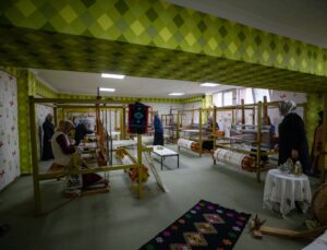 Erzurum Olur’da 250 yıllık Karnavas bezi kadınların elinde yeniden dokunuyor