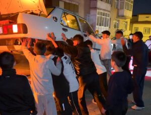 Erzurum’da 14 araçlık konvoyla kız istemeye giden Şahin, mahalleliden özür diledi