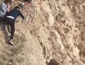 Erzurum’da kurttan kaçan koyun uçurumda mahsur kaldı! Gençler halattan kementle kurtardı