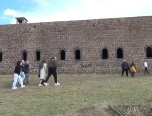 Erzurum’da turizm öğrencileri, tarihi tabyaları ve Nene Hatun’un kabrini gezdi