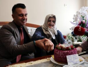 Erzurum’da yalnız yaşayan 85 yaşındaki Asuman Atasever’e doğum günü sürprizi yapıldı