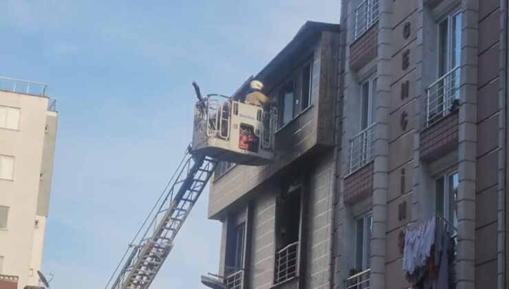 Esenyurt’ta 5 katlı binanın 4. katında çıkan yangında mahsur kalan 5 kişi kurtarıldı