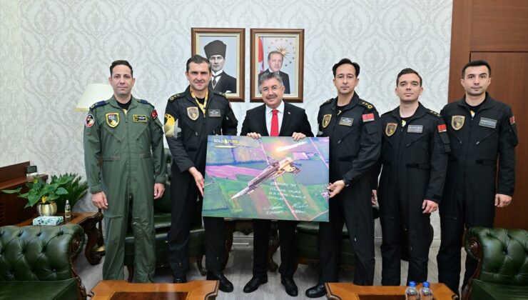 Eskişehir Valisi Yılmaz, gösteri uçuşu için kente gelen SOLOTÜRK ekibiyle görüştü.