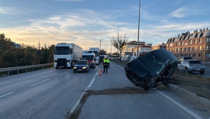 Eskişehir’de tırla çarpışan otomobil refüje devrildi, 1 kişi yaralandı