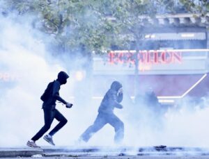 Fransa’da yeni protestolar öncesi alarm! Askerler sahaya iniyor