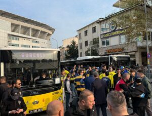 Galatasaray deplasmanına gidecek Fenerbahçeli taraftarlar Kadıköy’de toplandı