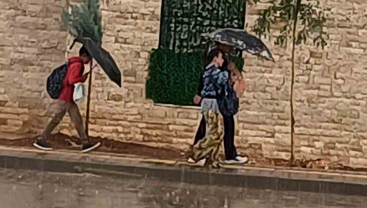 Gaziantep Araban’da sağanak hayatı olumsuz etkiledi, su birikintileri oluştu.