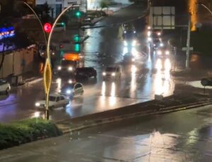 Gaziantep’te sağanak nedeniyle yollar göle döndü, Valilik vatandaşları uyardı