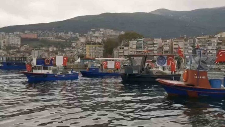 Gemlikli balıkçılar Cumhuriyet Bayramı’nı bayraklı teknelerle kutladı