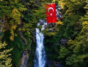 GİDOSK, Akkaya Şelalesi’nde bayrak açıp iple inişle Cumhuriyet’in 103. yılını kutladı