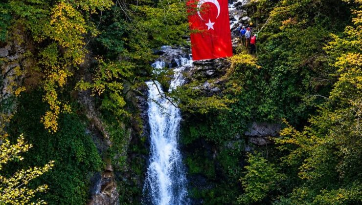 GİDOSK, Akkaya Şelalesi’nde bayrak açıp iple inişle Cumhuriyet’in 103. yılını kutladı
