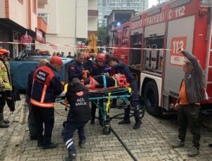 Giresun Espiye’de otomobil binaya çarpıp devrildi, sürücü yaralandı