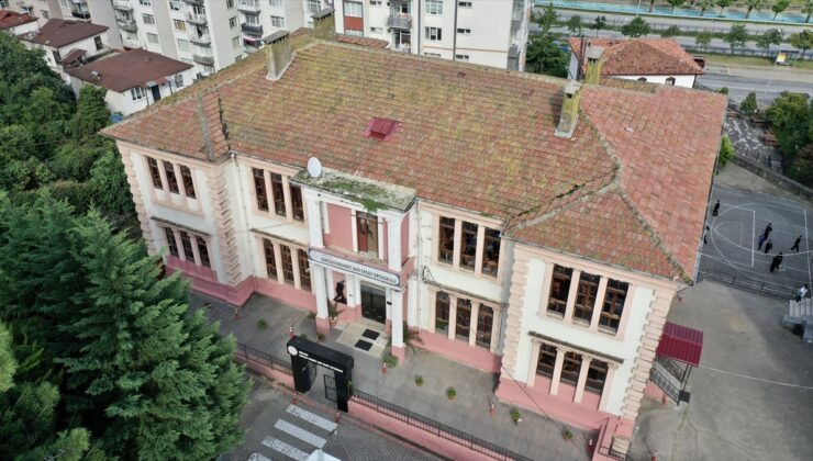 Giresun’da 113 yıllık Mehmet Akif Ersoy Ortaokulu tarihi binada eğitim veriyor