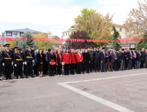 Gölbaşı’nda Cumhuriyet’in 103. yıl dönümünde çelenk sunma töreni düzenlendi