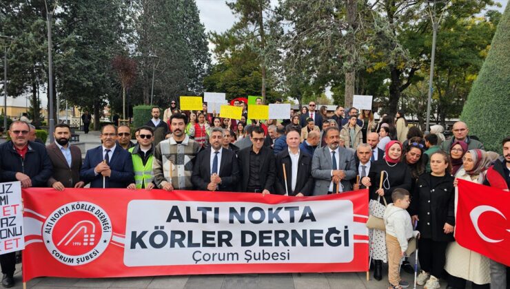 Görme engelliler Çorum’da beyaz baston farkındalığı için Saat Kulesi’ne yürüdüler