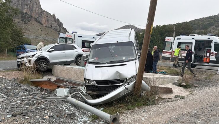 Gümüşhane’de Kale köyü mevkisinde panelvan ile otomobil çarpıştı, 4 kişi yaralandı