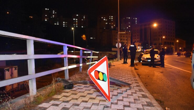 Gümüşhane’de karşı şeride geçen otomobil yayaya çarpıp devrildi, 4 kişi yaralandı