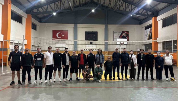 Hakkari Yüksekova’da Kaymakam Hülür, kurum müdürleriyle voleybol maçına çıktı
