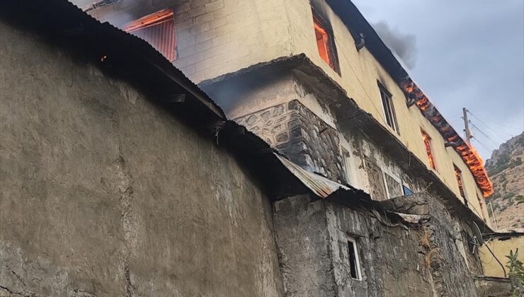 Hakkari Yüksekova’da kullanılmayan okuldaki yangın 4 saatte söndürüldü