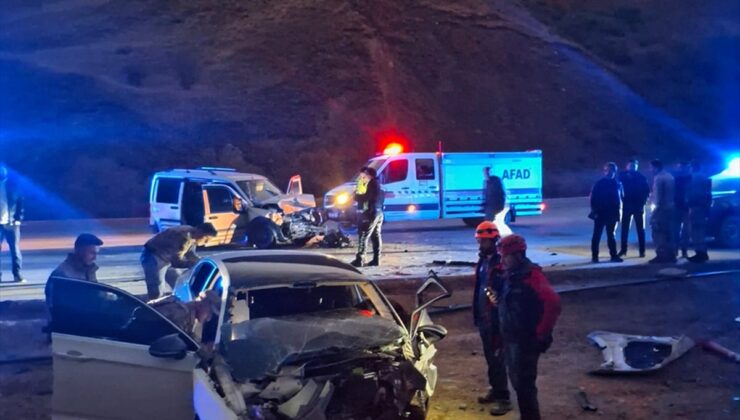Hakkari Yüksekova’da otomobil hafif ticari araçla çarpıştı, 1’i ağır 6 kişi yaralandı