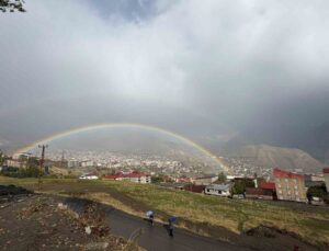 Hakkari’de yağışın ardından beliren gökkuşağı kent merkezine renk kattı