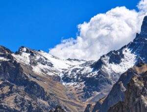 Hakkari’de yüksek kesimlere 4 Ekim’de kar yağdı, vatandaşlar erken buldu