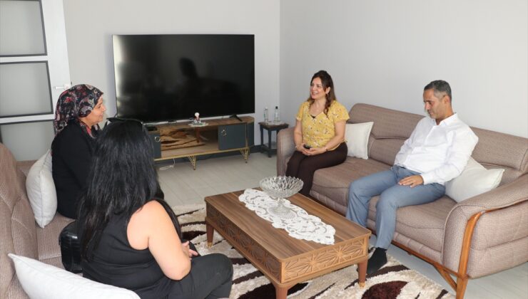 Hatay Antakya’da kadın muhtar depremzedeleri yeni konutlarında ziyaret ediyor