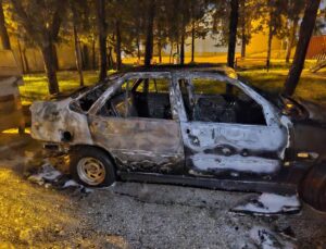 Hatay Antakya’da park halindeki otomobilde çıkan yangını itfaiye söndürdü