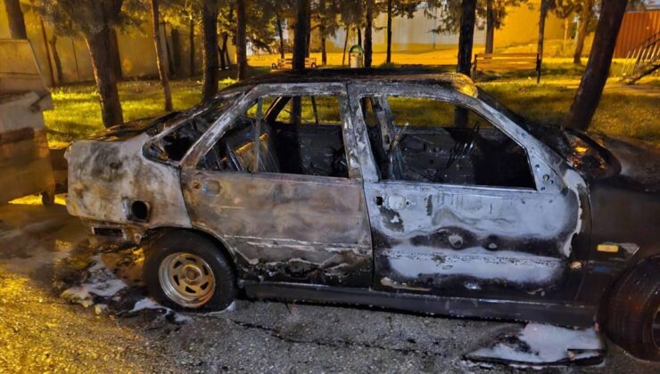 Hatay Antakya’da park halindeki otomobilde çıkan yangını itfaiye söndürdü