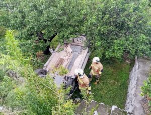 Hatay İskenderun’da bahçeye devrilen cipin sürücüsü ve yolcusu yaralandı