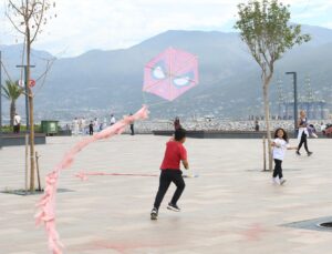 Hatay İskenderun’da çocuklar Yeşilay etkinliğinde bağımlılığa uçurtmayla dikkat çekti
