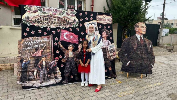 Hatay Kumlu’da yağmurda Atatürk’ün maketine şemsiye tutan küçük kız yürekleri ısıttı
