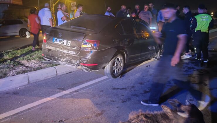 Hatay Samandağ’da 3 büyükbaş hayvana çarpan otomobilin sürücüsü hastaneye kaldırıldı