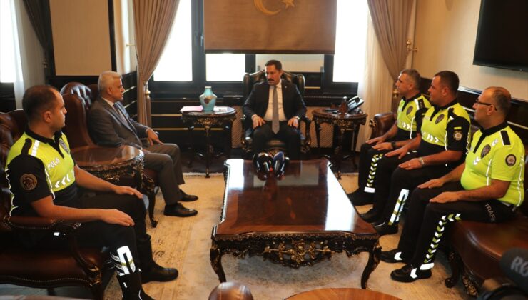 Hatay Valisi Masatlı, örnek davranan polis memurlarına başarı belgesi takdim etti