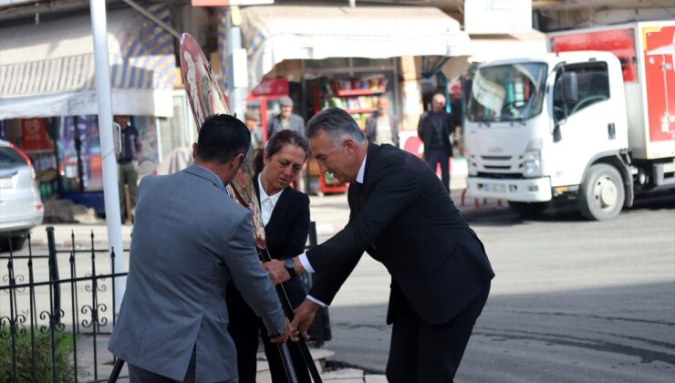 Hekimhan’da 19 Ekim Muhtarlar Günü, Muhtarlar Derneğinin çelenk sunumuyla kutlandı