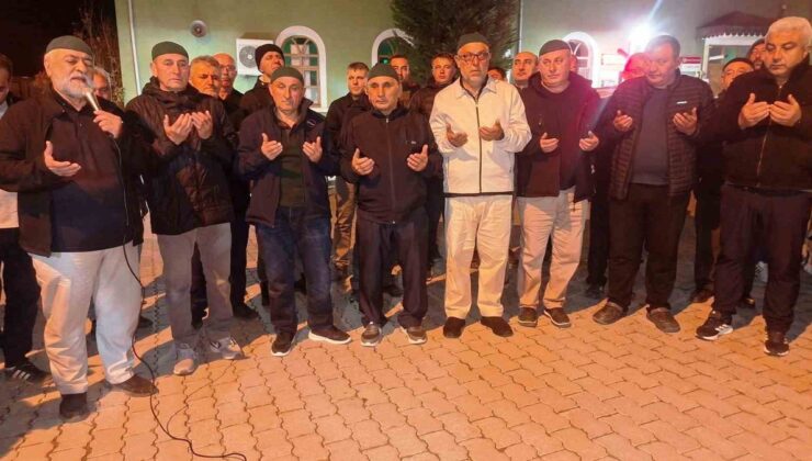Hisarcık’ta 23 kişilik umre kafilesi dualar ve ilahilerle yola çıktı
