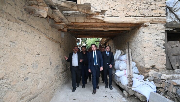 Hizan Kaymakamı Öztürk, köylerde inceleme yapıp okulları ziyaret etti