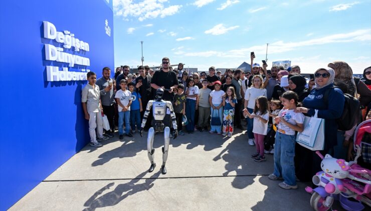İnsansı robot Civan, TEKNOFEST Güneydoğu’da AA haber merkezinde muhabirleri selamladı
