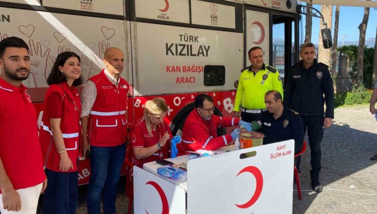 İslahiye’de emniyet personeli, Kızılay’ın mobil aracında kan bağışladı